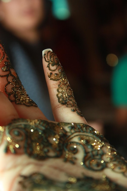 Foto gekapte hand met henna tatoeage