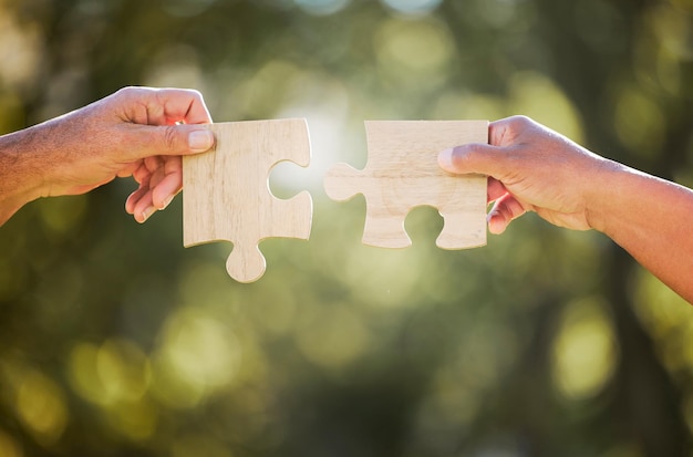 Foto gekapte hand met puzzelstukken