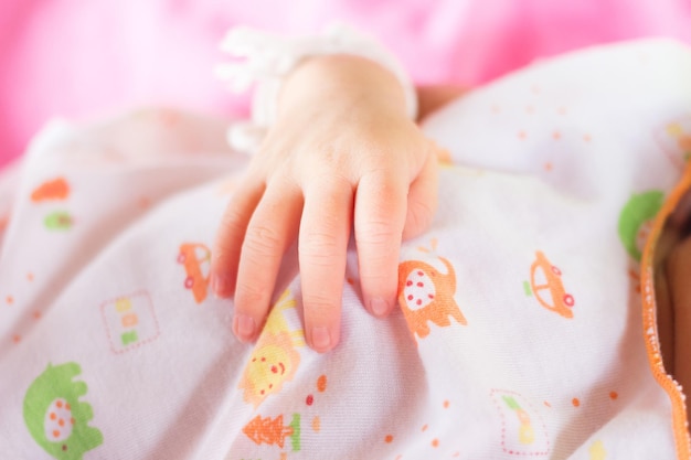 Gekapte hand van een kind op textiel