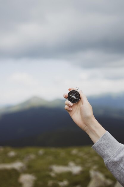 Foto gekapte hand van een man die de camera vasthoudt