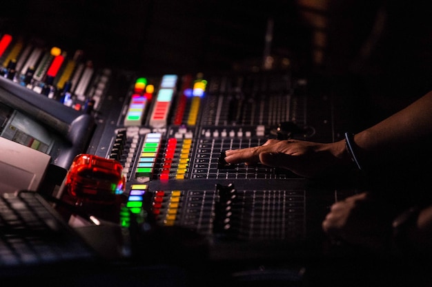 Gekapte hand van een muzikant die audio-apparatuur instelt