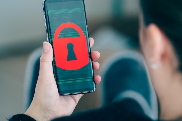 Gekapte hand van een volwassen vrouw met een mobiele telefoon