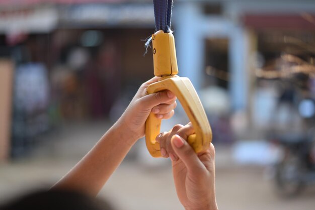 Foto gekapte hand van een vrouw die een handgreep vasthoudt