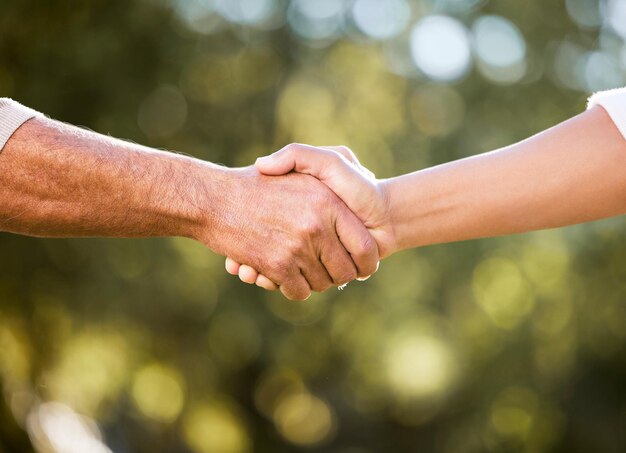 Foto gekapte hand van een vrouw die handen vasthoudt