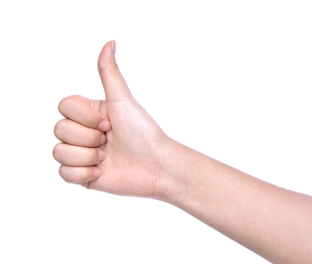 Gekapte hand van een vrouw die met de duim omhoog gebaart tegen een witte achtergrond