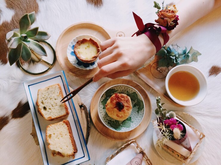 Foto gekapte hand van een vrouw die naar brood op tafel reikte