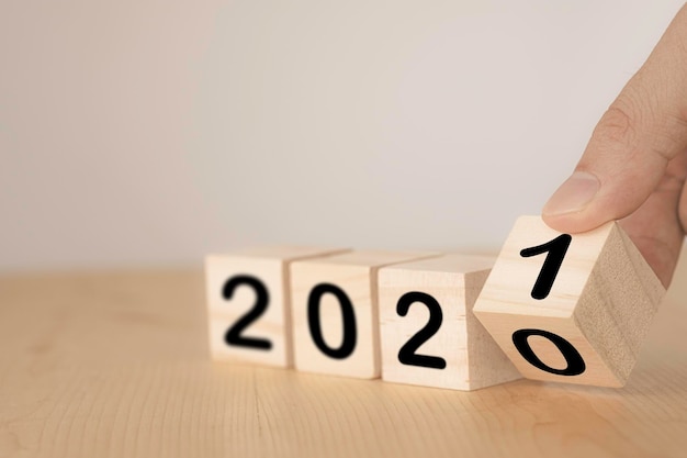 Foto gekapte handarrangement nummer 2020 op tafel