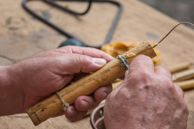 Gekapte handen die hout snijden