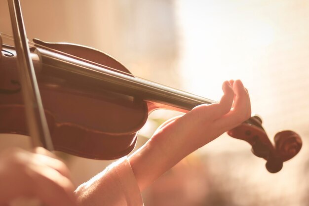 Foto gekapte handen die viool spelen.