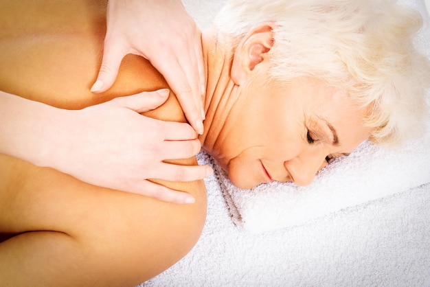 Gekapte handen van een vrouwelijke massageklant.