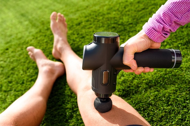 Gekapte handen van vrouw met camera