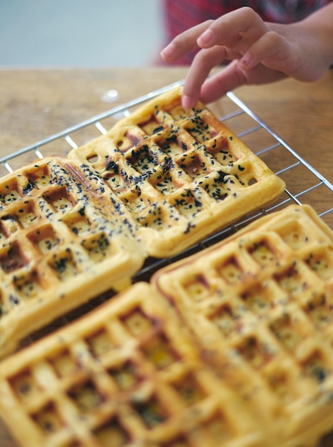 Foto gekapte handhoudende wafels