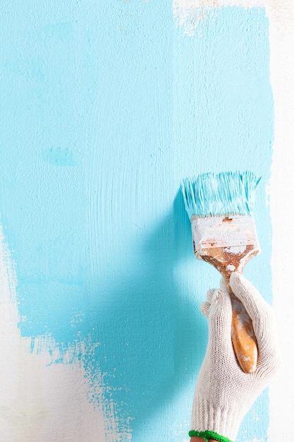 Gekapte handschilderij op de muur