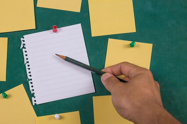 Foto gekapte handschrift op papier aan boord