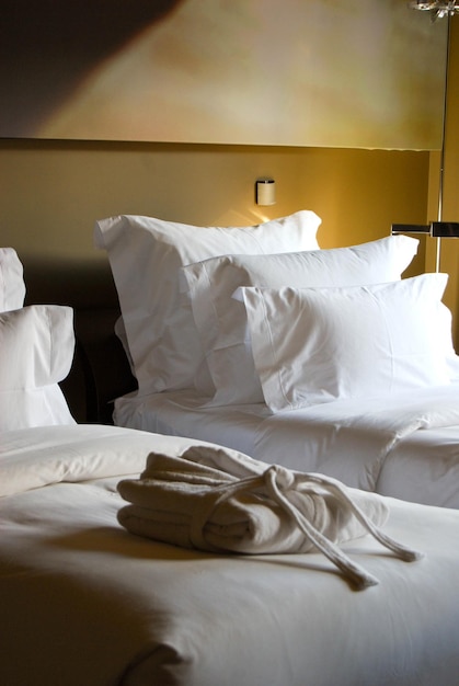 Gekapte lege bedden in de slaapkamer.