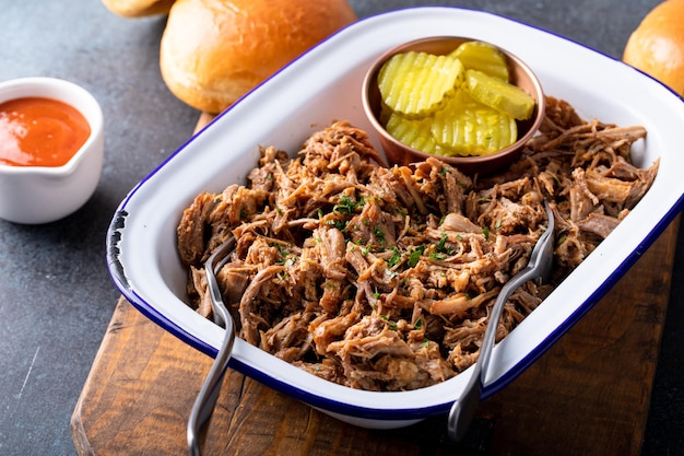 Foto gekapte varkensvlees op een servierbord klaar om te eten