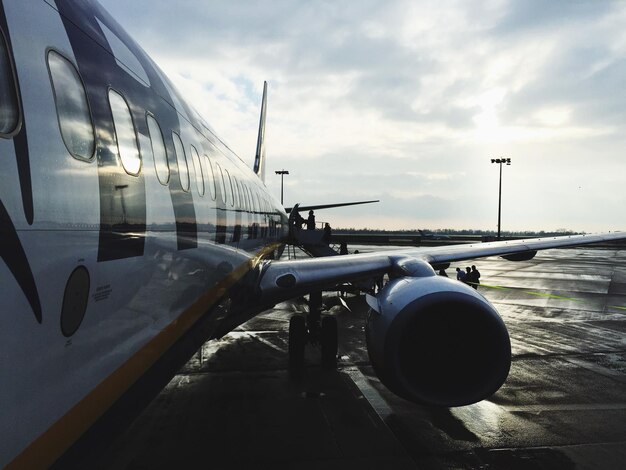 Foto gekapte vliegtuig op de landingsbaan van een luchthaven