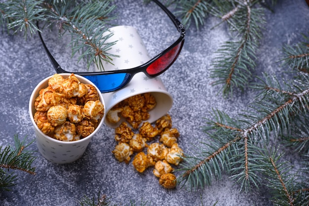 Gekarameliseerde popcorn en 3D-bril als concept voor kerstvermaak