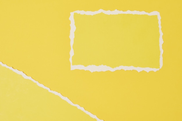 Gekerfd papier, gescheurd randblad op geel achtergrondmodel met een stuk kleurpapier