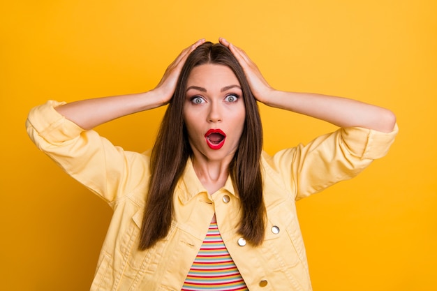 gekke emotionele vrouw ziet verkoop onverwachts begonnen in gestreepte t-shirt geïsoleerde levendige kleurenmuur