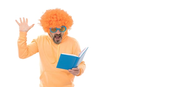 Gekke leraar met een funky pruik en een nerdzonnebril, las schoolboek voor literatuurles die kopieerruimte onderwees