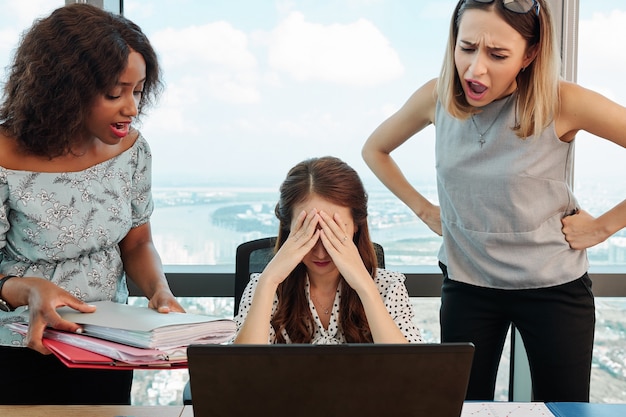 Foto gekke managers die tegen collega schreeuwen