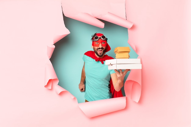 Gekke superheld man. blij en verrast uitdrukking. afhaal fastfood concept