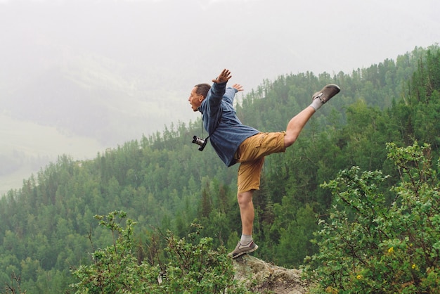 Gekke toerist op bergtop.