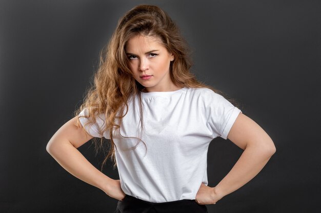 Gekke vrouw portret. Protestconflict. Boze dame met handen op de heupen