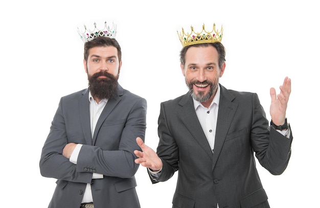 Foto gekleed in glorie baarde mannen dragen kronen winnaars kroning koningen van het bedrijfsleven glorie van succes eer en glorie overwinning en triomf glorie zal de jouwe zijn