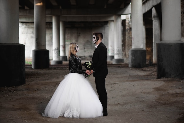Gekleed in huwelijkskleding romantisch zombiepaar