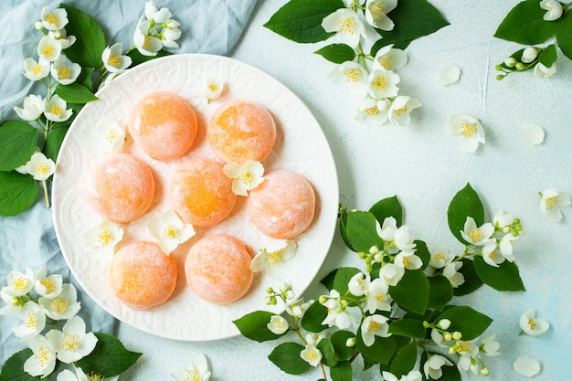 Gekleurd japans roomijs mochi in rijstdeeg.