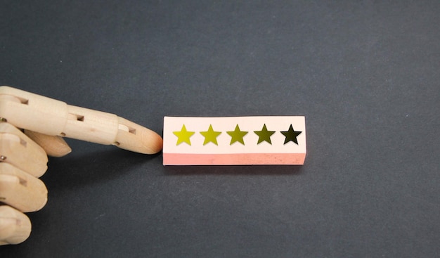 gekleurd papier met vijf sterren concept van recensies van klanten Service rating tevredenheid