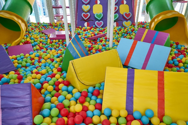 Gekleurde ballen in een speeltuin