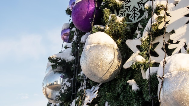 Gekleurde ballen op een straatkerstboom