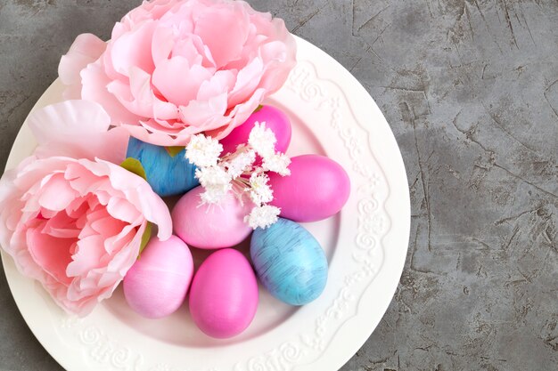Gekleurde beschilderde eieren. een traktatie voor Pasen.