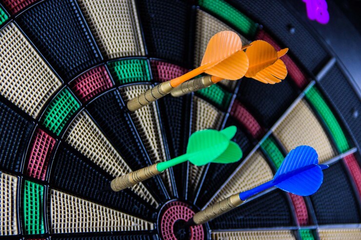 Foto gekleurde darts op een bord