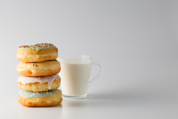 Gekleurde donuts op witte vlakte ruimte