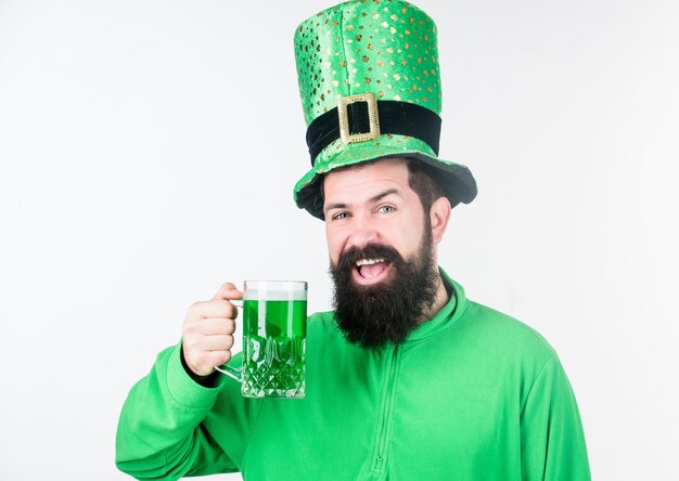 Gekleurde drank patricks vakantie. Groene kleur onderdeel van de viering. Ierse bierkroeg. Wereldwijde viering Ierse cultuur. Man bebaarde hipster hoed patricks dag drink pint bier. Saint patricks dag vakantie.