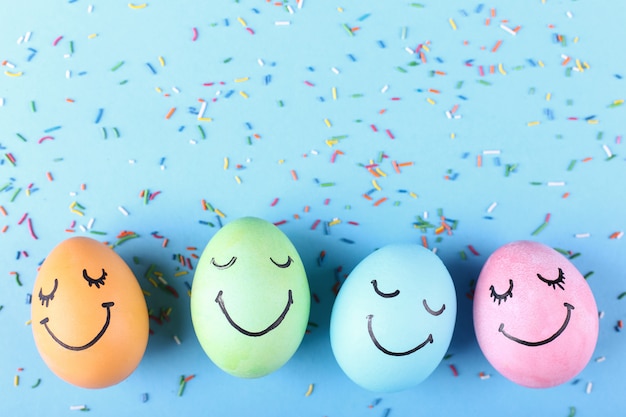 Gekleurde eieren met geschilderde glimlachen. Gelukkig Pasen-de kaartontwerp van de conceptengroet.