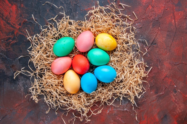 gekleurde eieren naast elkaar in drie rijen gelegd