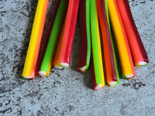 Gekleurde fruit candy sticks.