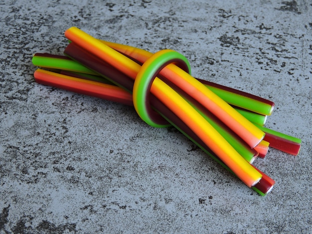 Gekleurde fruit candy sticks.