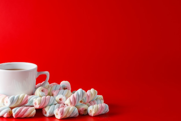 Gekleurde gedraaide marshmallow met ruimte voor SMS-bericht