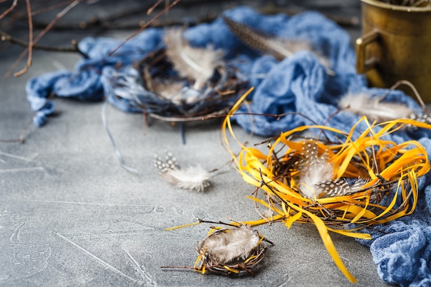 Gekleurde gele en blauwe paaseieren in kleine nesten.