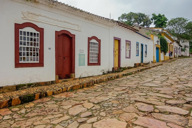 gekleurde gevel van oude huizen in de historische stad Tiradentes in Minas Gerais, Brazilië