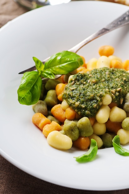 Gekleurde gnocchi met pesto