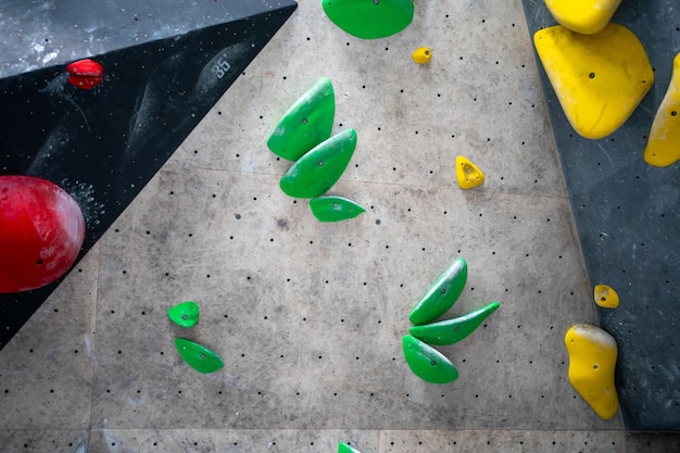 Gekleurde helder geschilderde klimmuur voor training in de bouldering gym