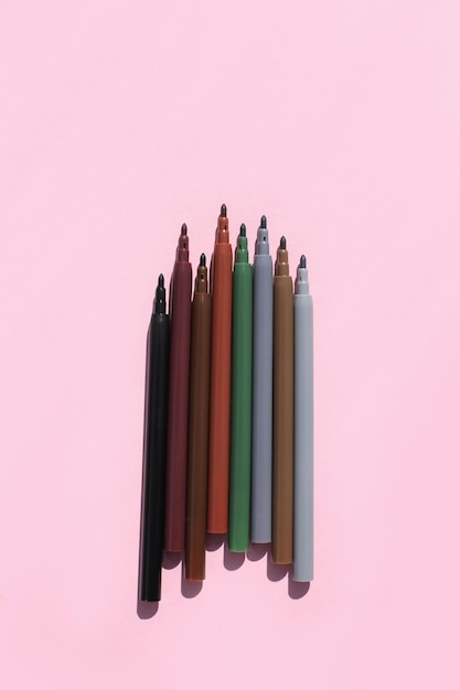 Gekleurde heldere stijlvolle viltstiften op een felgekleurde achtergrond