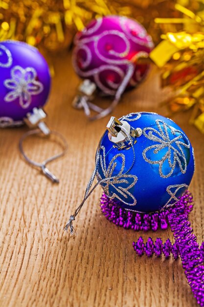 Foto gekleurde kerstballen op houten planken